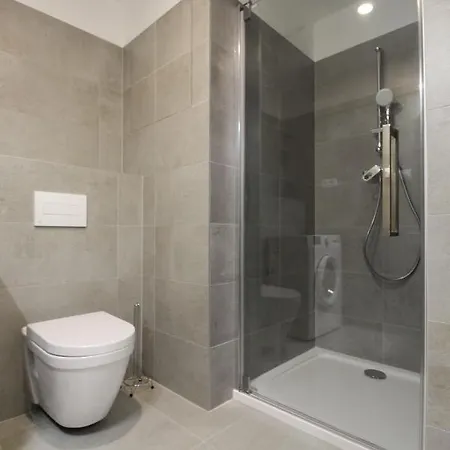 Cozy And Modern Near City Center Apartment *