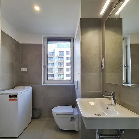 Cozy And Modern Near City Center Apartment *