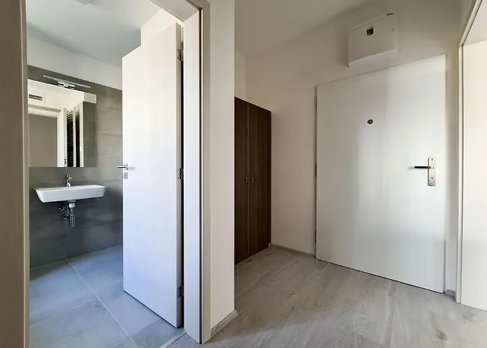 Cozy And Modern Near Center *